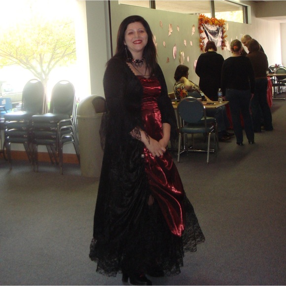 Gothic Vampira Costume - XL - Picture 4 of 16